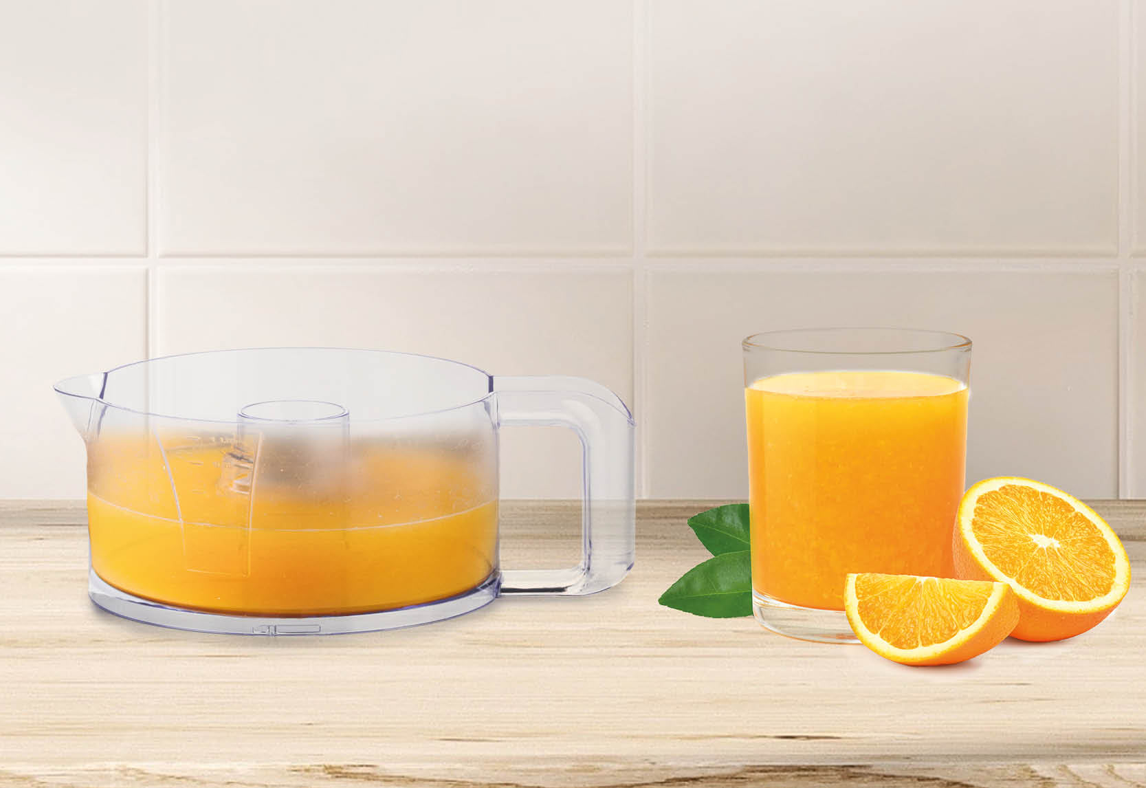 Citrusy odšťaví priamo do džbánu.