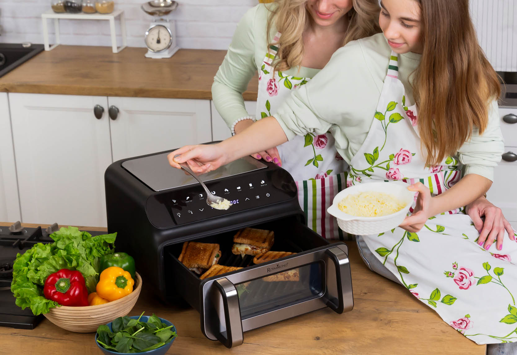 LED displej na výber programov a okienko na sledovanie prípravy pokrmov.