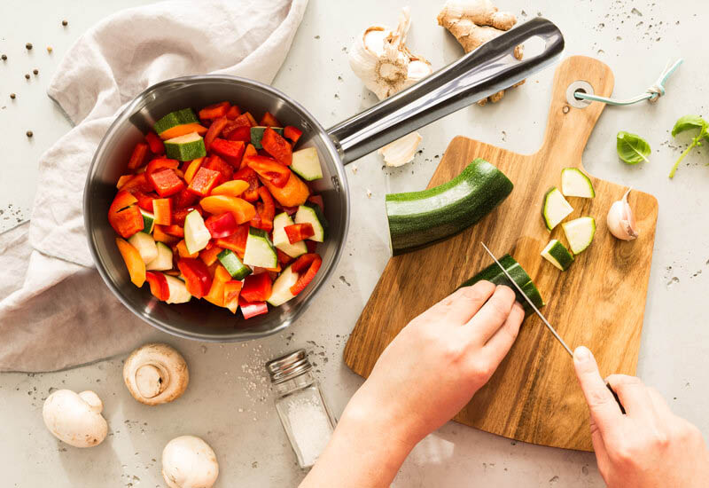 Trojvrstvové dno pre odolnosť a technológia ThermoFlow pre vynikajúcu distribúciu tepla.