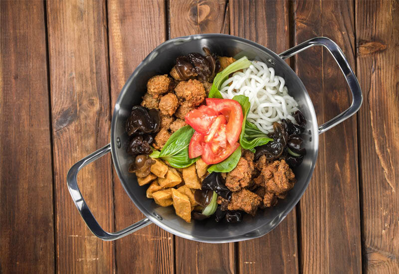 Trojvrstvové dno pre odolnosť a technológia ThermoFlow pre vynikajúcu distribúciu tepla.