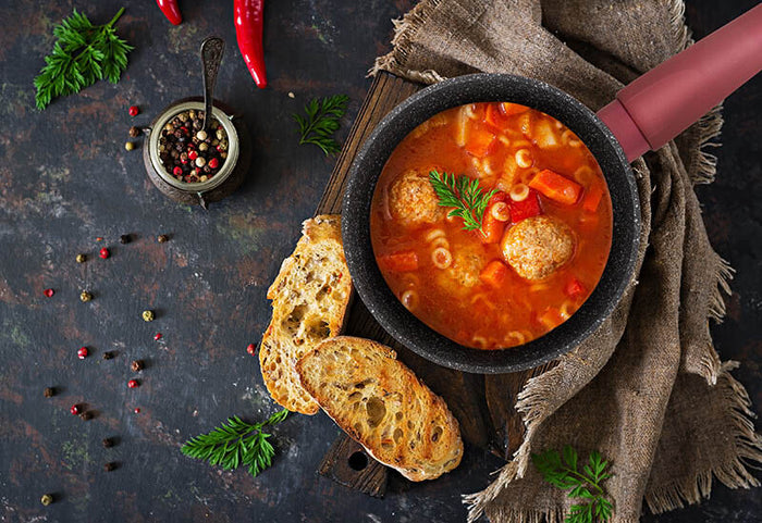 Vybrané kvalitné materiály pre rýchle varenie a dlhú životnosť riadu.