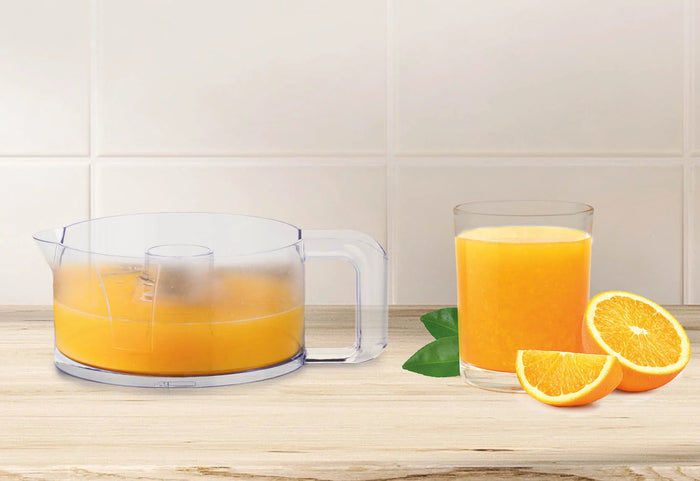 Citrusy odšťaví priamo do džbánu.