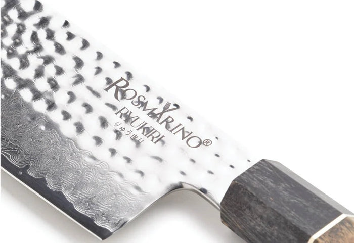 Kombinácia prémiovej nerezovej ocele, damaškového vzoru a drevenej rukoväte.