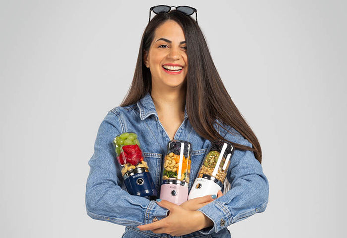 Praktický mixovací pohár s vekom pre použitie na cestách.