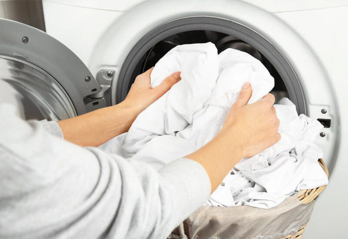 Snímateľný a prateľný poťah matraca pre sviežosť a čistotu.